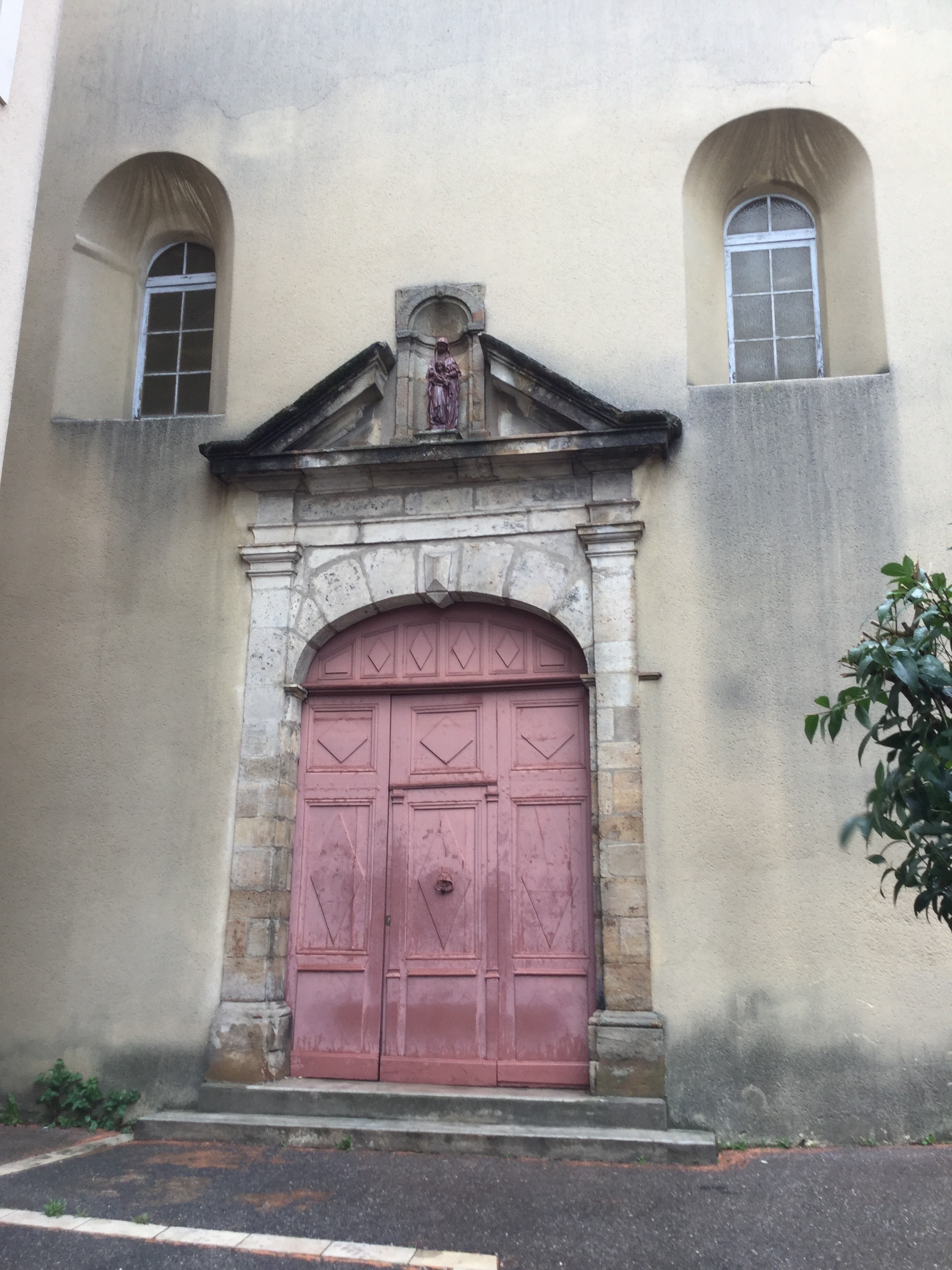 Porte d'entrée XVIIe de la chapelle des Cordeliers (Aubenas)