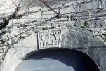 Linteau décoré sur le portail d'une maison « daté 1852 » (CHAUZON)