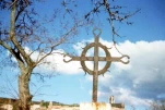 Croix en fer (dans le fond, le village de MIRABEL)